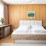 Gastehaus Frischhut Гостевой дом 3*